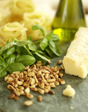 Pesto sosu için malzemeler; çam fıstığı, fesleğen, zeytinyağı ve tagliatelli