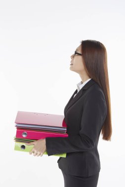 İş kadını bir yığın dosya taşıyor.