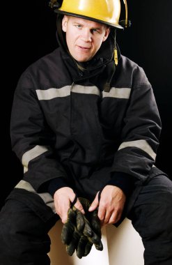 Siyah eldiven tutan itfaiyeci.