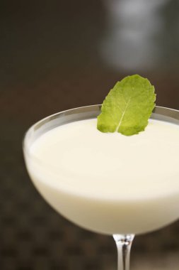 Nane yaprağıyla kokteyl