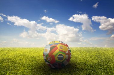Dünya futbol topunu oyun sahasında bayraklar