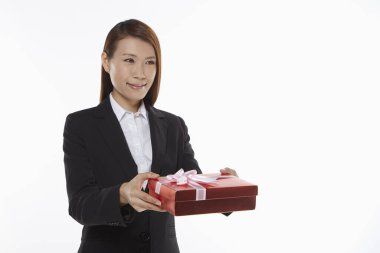 İş kadını hediye kutusu dağıtıyor.