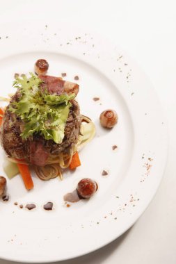 Pastırmalı biftek ve linguine.