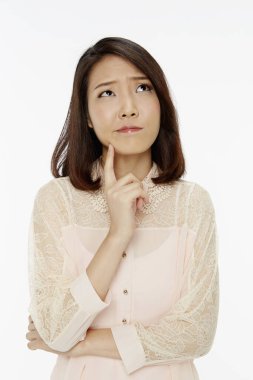 Yüzünde kararsız bir ifade olan bir kadın