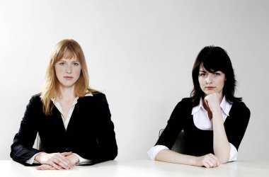 İş kadınları kameraya poz veriyor