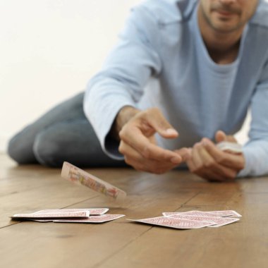 İskambil oynayan adam