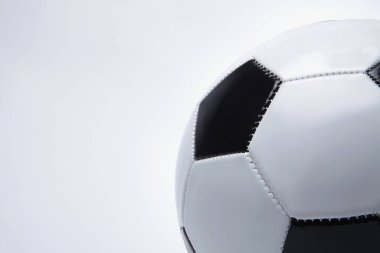 Hafif arkaplanda futbol topu 