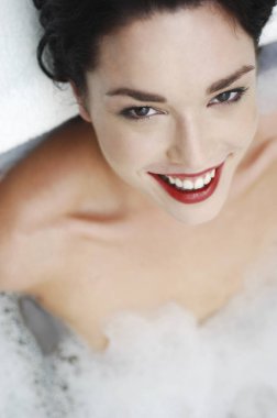 Kadın küvette dinleniyor.