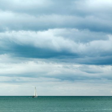Yat denizde yüzüyor.