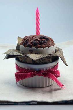 İçinde mum olan çikolatalı kek.