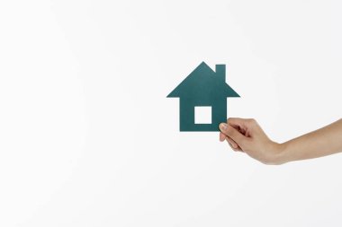 Kesilmiş bir evi tutan insan eli