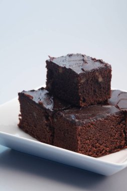 Brownie 'leri tabağa koy. 