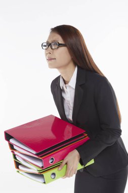 İş kadını bir yığın dosya taşıyor.