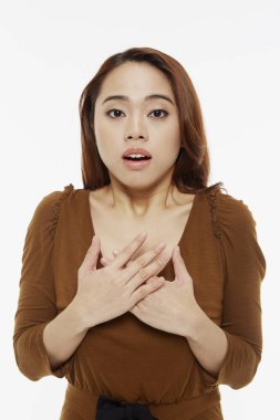 Şok olmuş yüz ifadesi olan bir kadın.