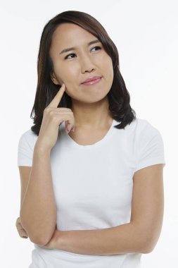 Gülümseyen ve düşünen bir kadın