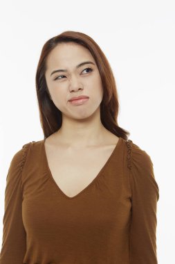 Yüzünü buruşturan kadın