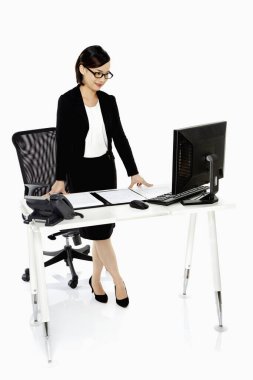 İş kadını ayakta durup notlarına bakıyor.