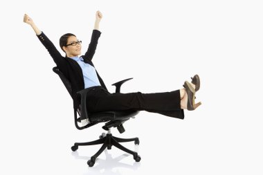 İş kadını sandalyede dinleniyor, tezahürat yapıyor.