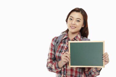 Elinde tahtası olan bir kadın