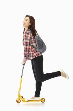 Mobilete binen mutlu kadın