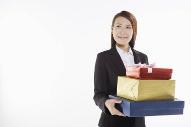 İş kadını bir yığın hediye kutusu taşıyor.