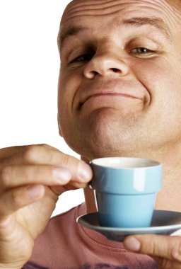 Adam aromatik kahvesini kokluyor.