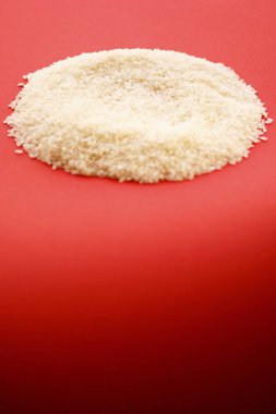 Kırmızı masa arka planında risotto