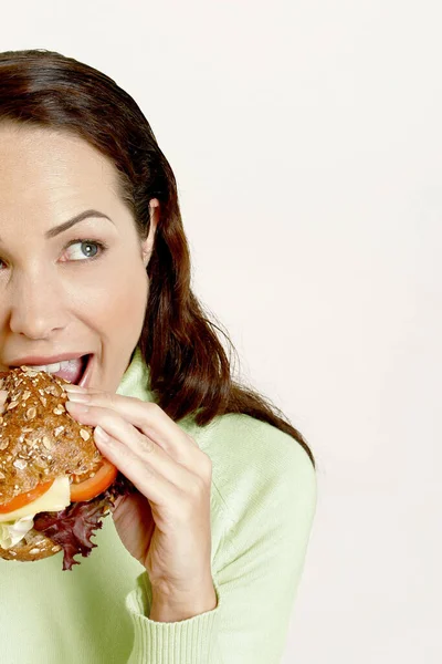 Kobieta Jedząc Kanapkę Hamburgerem — Zdjęcie stockowe
