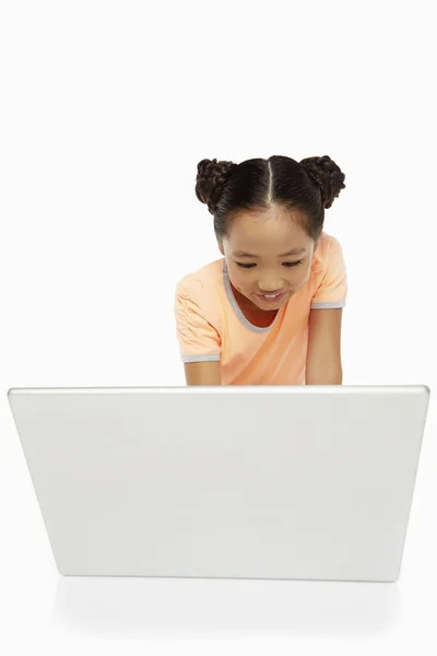 Menina Sentada Usando Laptop — Fotografia de Stock