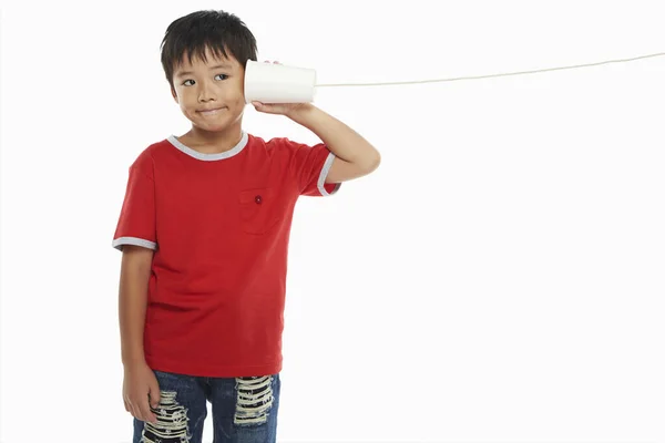 Junge Spielt Mit Einem Pappbecher Telefon — Stockfoto