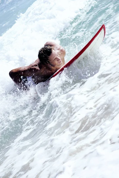 Hombre Musculoso Surfeando Playa — Foto de Stock
