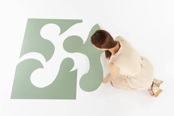 Woman Putting Together Puzzle — Stock Photo, Image