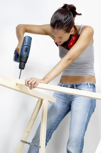 Una Mujer Perforando Agujero Una Madera — Foto de Stock