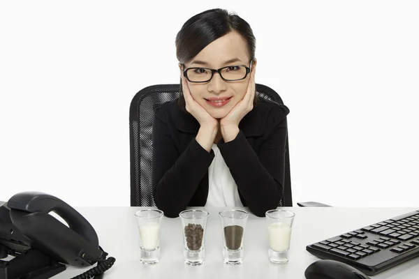 Affärskvinna Som Tittar Ett Sortiment Shotglasögon — Stockfoto
