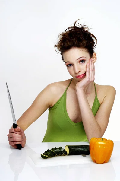 Woman Preparing Cut Vegetables — Stockfoto