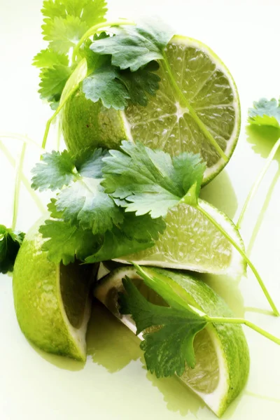 Lime Wedges Coriander Leaves — 图库照片