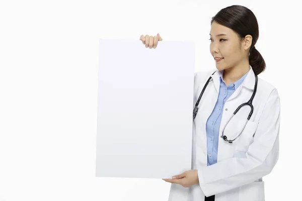 Pessoal Médico Segurando Cartaz Branco — Fotografia de Stock