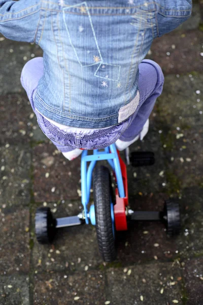 Nahaufnahme Eines Mädchens Auf Einem Fahrrad — Stockfoto