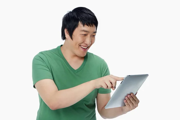 Homem Feliz Usando Tablet Digital Homem Feliz Usando Tablet Digital — Fotografia de Stock