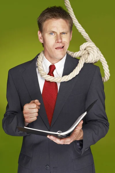 Empresário Sentindo Desconfortável Com Uma Corda Pendurada Torno Seu Pescoço — Fotografia de Stock