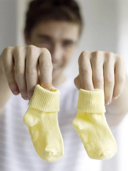 Vater Hält Baby Socken — Stockfoto