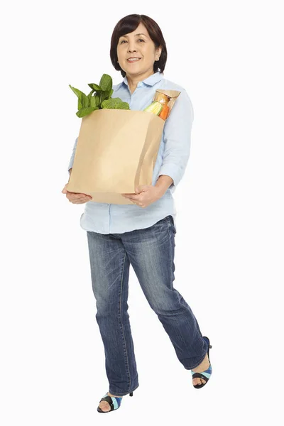 Mujer Llevando Una Bolsa Comestibles — Foto de Stock