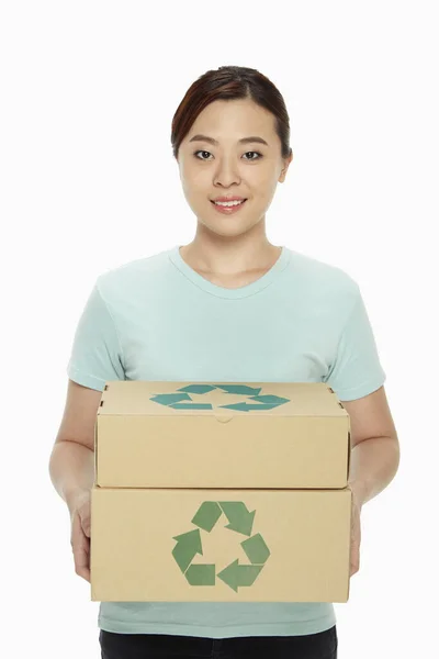Mulher Carregando Uma Pilha Caixas Papelão Recicláveis — Fotografia de Stock