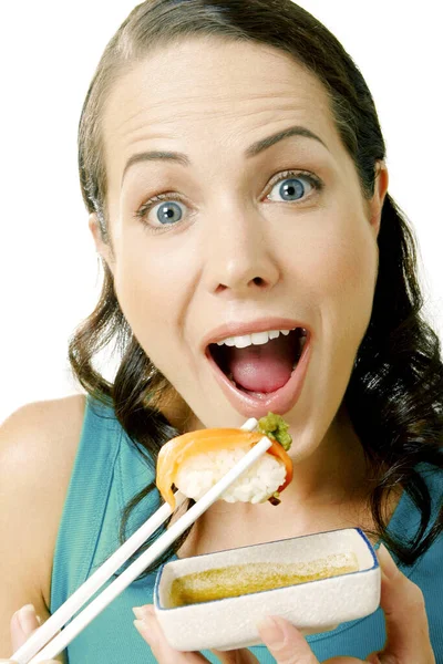 Mujer Joven Comiendo Sushi — Foto de Stock