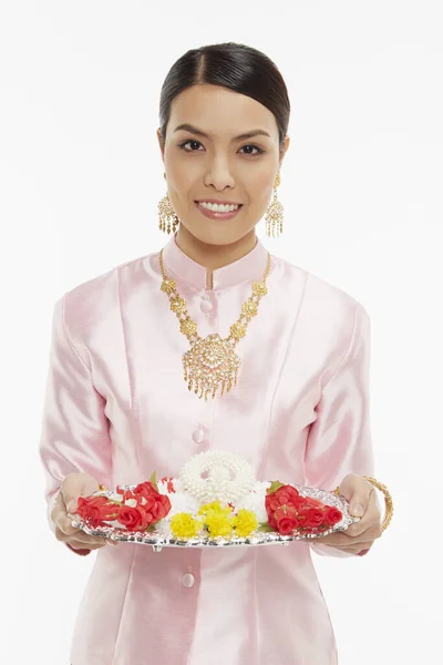 Mujer Con Ropa Tradicional Sosteniendo Una Bandeja Con Guirnaldas Flores — Foto de Stock