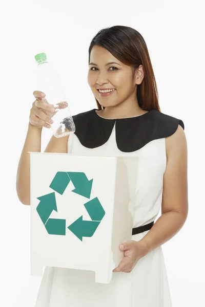 Mujer Alegre Descartando Una Botella Plástico Una Papelera Reciclaje — Foto de Stock