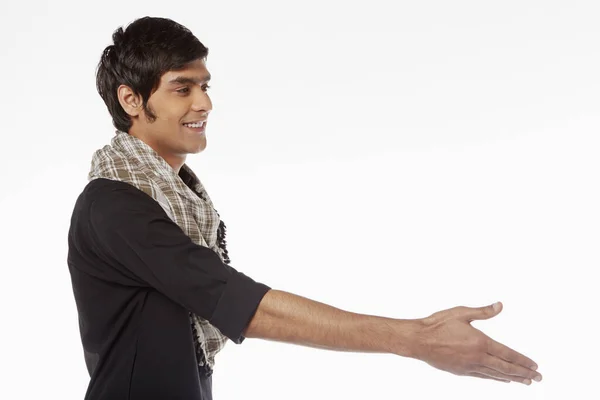 Hombre Con Ropa Tradicional Mostrando Gesto Saludo Mano — Foto de Stock