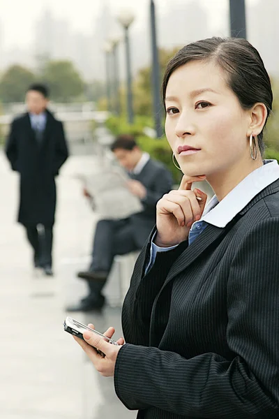 Uma Senhora Terno Negócios Segurando Palmtop Pensando — Fotografia de Stock