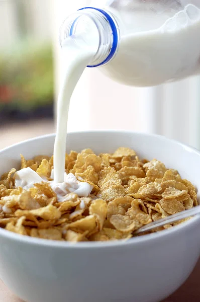 Una Botella Leche Que Vierte Tazón Cereal — Foto de Stock