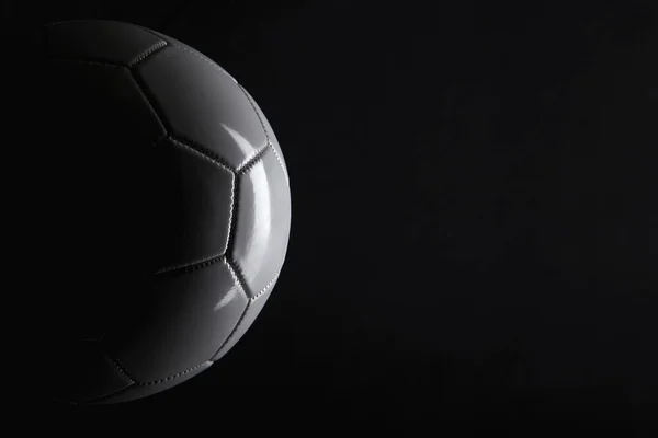 Футбольний Чорному Фоні — стокове фото